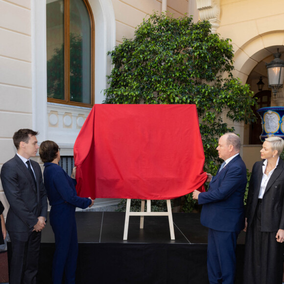 La princesse Caroline de Hanovre, Marie Ducruet, Louis Ducruet, la princesse Stéphanie de Monaco, le prince Albert II de Monaco, la princesse Charlène de Monaco et Camille Gottlieb lors de la conférence de présentation des célébrations du centenaire de la naissance du Prince Rainier III de Monaco au Palais de Monaco, le 28 septembre 2022. La Princesse Stéphanie sera en charge, avec le Prince Albert II, des événements qui se dérouleront en 2023. De nombreuses personnalités monégasques font également partie du comité d'organisation. © Olivier Huitel/Pool Restreint Monaco/Bestimage 