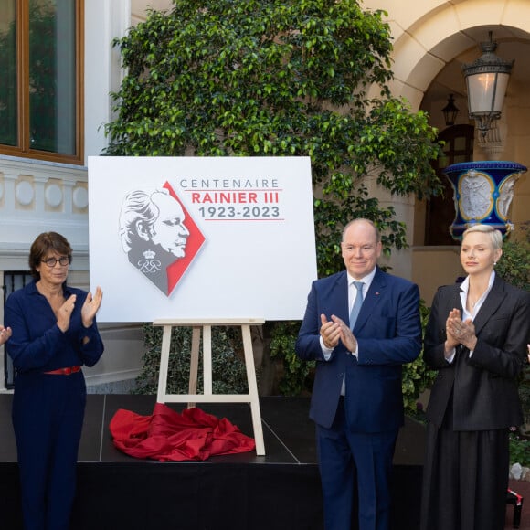 La princesse Stéphanie de Monaco, le prince Albert II de Monaco et la princesse Charlène de Monaco lors de la conférence de présentation des célébrations du centenaire de la naissance du Prince Rainier III de Monaco au Palais de Monaco, le 28 septembre 2022. La Princesse Stéphanie sera en charge, avec le Prince Albert II, des événements qui se dérouleront en 2023. De nombreuses personnalités monégasques font également partie du comité d'organisation. © Olivier Huitel/Pool Restreint Monaco/Bestimage 