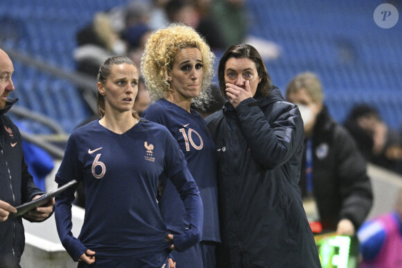 Corinne Diacre - selectionneure Head Coach (France) et Kheira Hamraoui (France) - Tournoi de France "France - Finlande (5-0)" au stade Océane, le 16 février 2022. 