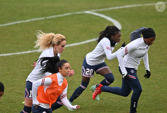 Keira Hamraoui et Aminata Diallo (psg) - Match féminin de l'AS Saint-Etienne contre le Paris Saint-Germain le 23 janvier 2022.