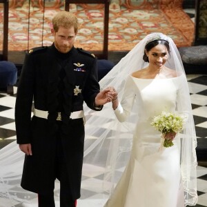 La duchesse Meghan de Sussex (Meghan Markle) dans sa robe Givenchy, dessinée par Clare Waight Keller, lors de son mariage avec le prince Harry le 19 mai 2018 à Windsor.