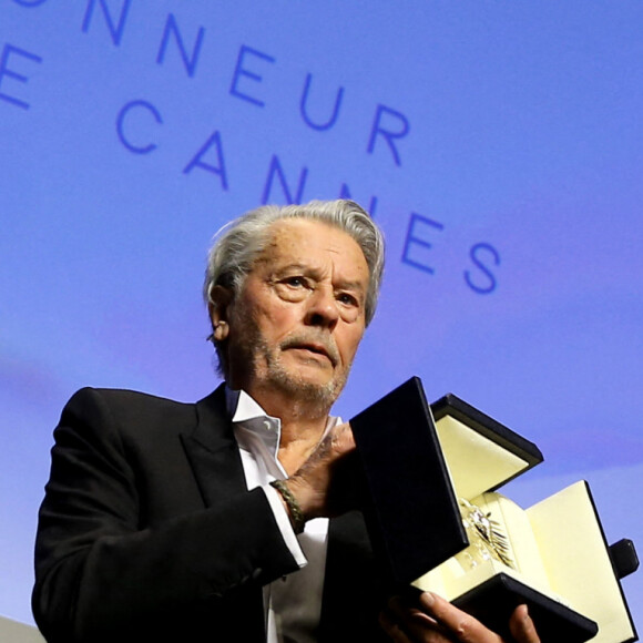 Alain Delon (avec un badge Paris Match d'une ancienne couverture du magazine titrant "Alain Delon, mes deux amours, Rosalie et Anouchka) et sa fille Anouchka (Robe Elie Saab) - Remise de la Palme d'Honneur à Alain Delon lors du 72ème Festival International du Film de Cannes. On may 19th 2019 © Jacovides-Moreau / Bestimage 