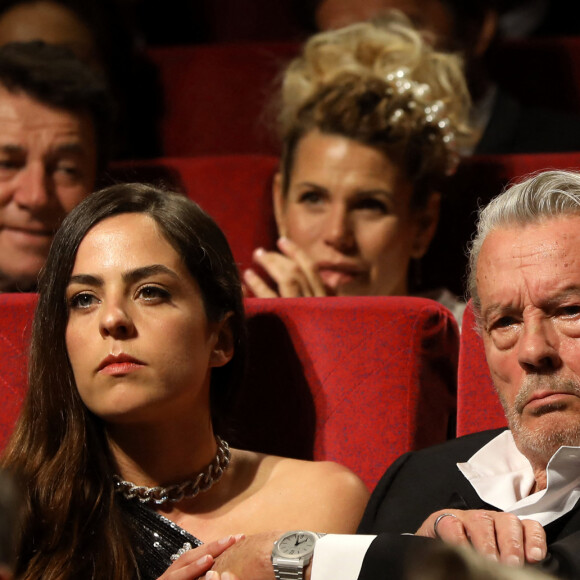 Alain Delon (avec un badge Paris Match d'une ancienne couverture du magazine titrant "Alain Delon, mes deux amours, Rosalie et Anouchka) et sa fille Anouchka (Robe Elie Saab) - Remise de la Palme d'Honneur à Alain Delon lors du 72ème Festival International du Film de Cannes. On may 19th 2019 © Jacovides-Moreau / Bestimage 