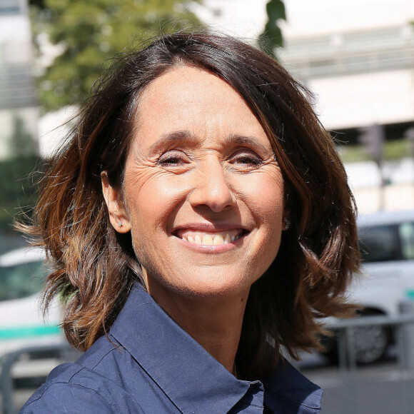 Alexia Laroche-Joubert sort des studios de la station RMC à Paris le 24 août 2021. © Panoramic / Bestimage.