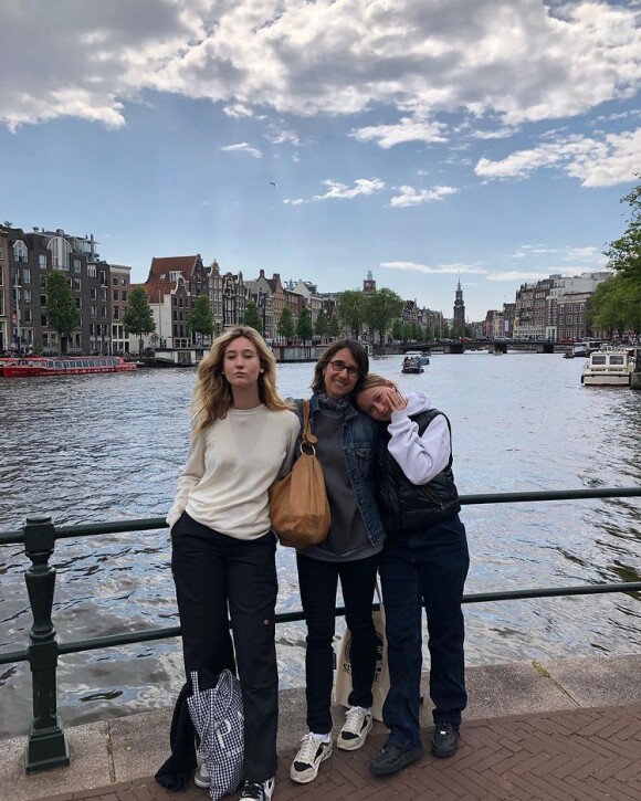 Alexia Laroche-Joubert avec ses filles Solveig et Isaure à Amsterdam.