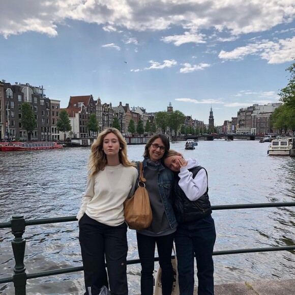 Alexia Laroche-Joubert avec ses filles Solveig et Isaure à Amsterdam.