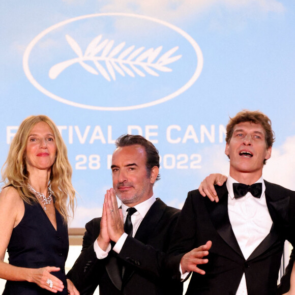 Sandrine Kiberlain (collier Chaumet) (collier Chaumet), Jean Dujardin, Cédric Jimenez - Montée des marches du film "Novembre" lors du 75ème Festival International du Film de Cannes, le 22 mai 2022. © Dominique Jacovides / Bestimage 