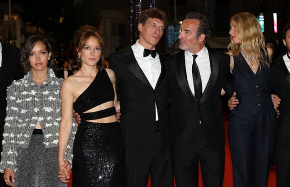 Lyna Khoudri, Anaïs Demoustier, Cédric Jimenez, Jean Dujardin, Sandrine Kiberlain - Montée des marches du film "Novembre" lors du 75ème Festival International du Film de Cannes, le 22 mai 2022. © Dominique Jacovides / Bestimage 