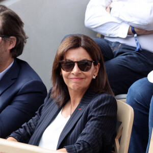 Anne Hidalgo et son mari Jean-Marc Germain dans les tribunes lors des Internationaux de France de Tennis de Roland Garros 2022. Paris, le 5 juin 2022. © Dominique Jacovides/Bestimage 