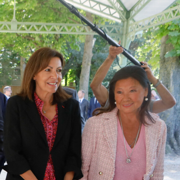 Jean-Michel Ribes (directeur du théâtre du Roind-Point), Marc-Antoine Jamet (président du comité des Champs-Elysées), Anne Hidalgo (maire de Paris), Jeanne d'Hauteserre (maire du VIIIe arrondissement) - Conférence de presse du projet "Réenchanter les Champs-Elysées" qui vise à transformer "la plus belle avenue du monde" avant les Jeux olympiques d'été de 2024 au théâtre du Rond-Point à Paris, France, le 11 mai 2022. @ Christophe Clovis/Bestimage 