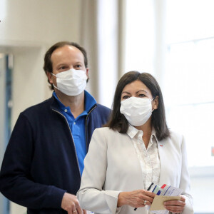 Anne Hidalgo (Maire de Paris), candidate du parti socialiste, à sa réélection est allée voter dans le 15ème arrondissement de Paris avec son mari Jean-Marc Germain pour le second tour de la campagne des élections municipales à Paris, le 28 juin 2020. Stéphane Lemouton / Bestimage 