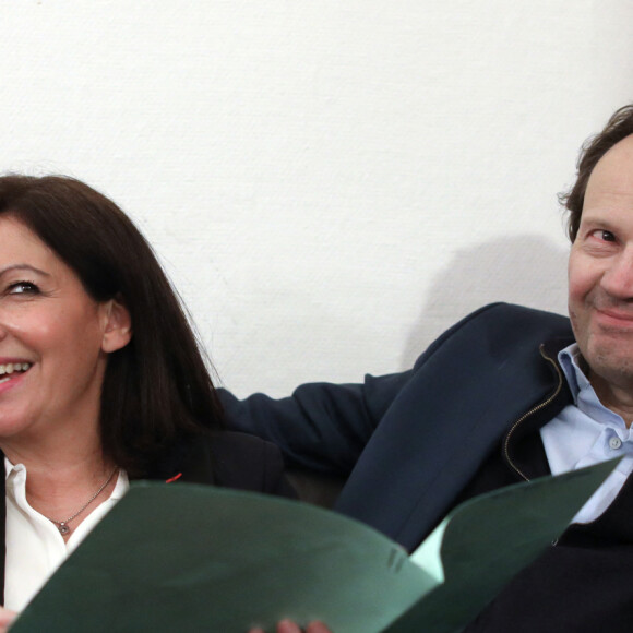 La maire de Paris et candidate à sa réélection Anne Hidalgo auprès de son mari, Jean-Marc Germain, ancien député PS, dans les coulisses d'un meeting de campagne au Théâtre du Gymnase, à l'approche des élections municipales de mars 2020 en France, à Paris, le 2 mars 2020. Stéphane Lemouton / Bestimage