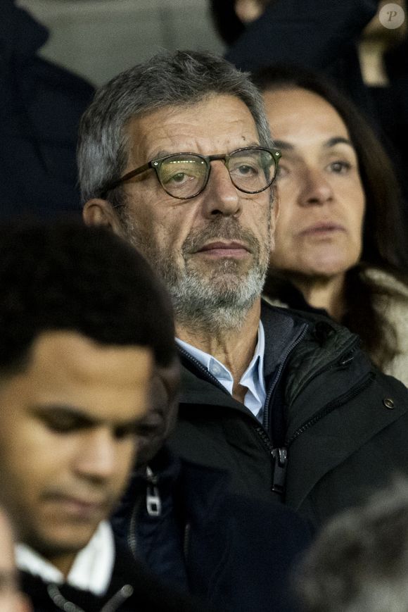 Michel Cymes - Les célébrités assistent au match de football PSG - Nantes (2 - 1) au Parc des Princes à Paris, le 9 décembre 2023. © Cyril Moreau / Bestimage  Celebrities attend the PSG - Nantes (2 - 1) football match at the Parc des Princes in Paris, December 9, 2023. 