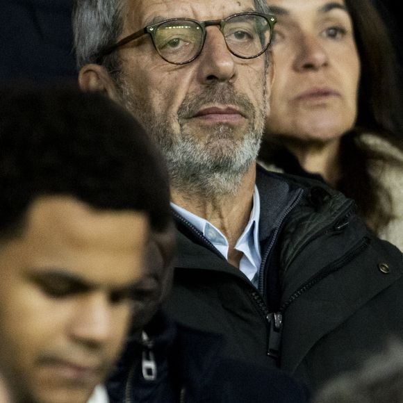 Michel Cymes - Les célébrités assistent au match de football PSG - Nantes (2 - 1) au Parc des Princes à Paris, le 9 décembre 2023. © Cyril Moreau / Bestimage  Celebrities attend the PSG - Nantes (2 - 1) football match at the Parc des Princes in Paris, December 9, 2023. 