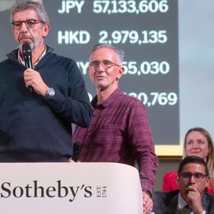 Michel Cymes et Thierry Lhermitte - 163ème vente aux enchères des vins des Hospices de Beaune le 19 novembre 2023. 23 279 300 € ont été récoltés lors de cette nouvelle édition loin des 29 millions de l'an dernier, ce qui avait représenté un record historique à plus du double de l'ancien plus-haut de 2018 (14 millions). C'est que le millésime 2023, s'il est généreux, a fourni moins de fûts qu'en 2022 - 753 contre 817. "La récolte était très généreuse mais nous avons trié de manière très drastique car tous les raisins n'étaient pas propices", a expliqué L. Griveau, régisseur du domaine viticole des Hospices, qui couvre 60 hectares. De même, le lot-vedette de la vente, un fût traditionnellement réservé à une cause particulière, a été adjugé pour "seulement" 350.000 euros (hors frais), soit quand même 1.215 euros la bouteille. Cette année, le produit de la vente de cette pièce (comme on appelle un fût en Bourgogne) bénéficie au "bien-vieillir" et sera versé à la Fondation pour la recherche médicale (FRM) et l'Initiative pour la recherche sur la longévité en bonne santé (IRLB). Les parrains de ces deux associations, Thierry Lhermitte pour la FRM, et Michel Cymes pour l'IRLB, avaient été appelés à venir pousser les enchères de ce fût, appelé "pièce de charité" ou "pièce des présidents". - 2e meilleur résultat - Mais le talent d'orateur de Thierry Lhermitte, l'acteur du film fétiche "Les Bronzés", et l'humour potache de Michel Cymes, médecin animateur d'émissions de santé du petit écran, n'ont pas suffi à enfiévrer les grands acheteurs venus tenter de mettre la main sur un prestigieux Pommard, Corton ou autre Meursault. "J'offre un dîner avec Adriana Karembeu", sa partenaire à l'écran, a même tenté le Dr Cymes, sans réussir à faire se lever les plaquettes numérotées dans la foule des quelque 800 acheteurs d'Europe, d'Amérique et de plus en plus d'Asie. Le prix moyen de la pièce vendue est lui aussi resté raisonnable, à 30.843 euros, contre 35.980 euros en 2022. De 2018 à 2022, le prix moyen d'une "pièce" avait plus que doublé. Mais ces chiffres, qui pourraient paraître décevants, représentent quand même un extraordinaire succès: outre le prix de la pièce des présidents, loin des records, les recettes totales sont les deuxièmes meilleures de l'histoire des Hospices et le prix moyen de la pièce vendue le 3e. Ce qui tend à prouver la permanence de l'enthousiasme des enchérisseurs réunis sous les Halles de la "capitale" des vins de Bourgogne, Beaune (Côte d'Or), face à l'Hôtel-Dieu médiéval aux tuiles vernissées, berceau des Hospices. "Le vin de Bourgogne, malgré le prix, est toujours au top, c'est le meilleur du monde !", assure à l'AFP Cikuni Taneyama, un Japonais qui en est à ses 5e enchères à Beaune. "Mondialement, tout le monde aime le bourgogne", renchérit David Hu, Chinois basé à Paris qui importe pour l'Asie. Alain Suguenot, le maire de Beaune et président des Hospices, a cependant mis en garde contre toute conclusion hâtive. "Non, la vente des Hospices n'est pas le baromètre des prix des bourgognes", a-t-il averti, suggérant que l'absence de records des Hospices ne marquera pas la fin, pourtant tant attendue, de l'actuelle flambée des bourgognes en général. Les enchères des Hospices ont en effet cette particularité qu'on "vient autant pour les vins que pour la charité", explique le Chinois David Hu. Les recettes engendrées sont en effet avant tout destinées à la modernisation de l'équipement des quatre hôpitaux et six Ehpad que comptent les Hospices, soit un millier de lits. L'institut ne reçoit aucune aide de l'État pour ces dépenses, entièrement financées par les vignes confiées en legs et dons à l'établissement depuis sa fondation en 1443. © Jean Charbon/Bestimage 