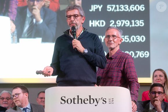 Michel Cymes et Thierry Lhermitte - 163ème vente aux enchères des vins des Hospices de Beaune le 19 novembre 2023. 23 279 300 € ont été récoltés lors de cette nouvelle édition loin des 29 millions de l'an dernier, ce qui avait représenté un record historique à plus du double de l'ancien plus-haut de 2018 (14 millions). C'est que le millésime 2023, s'il est généreux, a fourni moins de fûts qu'en 2022 - 753 contre 817. "La récolte était très généreuse mais nous avons trié de manière très drastique car tous les raisins n'étaient pas propices", a expliqué L. Griveau, régisseur du domaine viticole des Hospices, qui couvre 60 hectares. De même, le lot-vedette de la vente, un fût traditionnellement réservé à une cause particulière, a été adjugé pour "seulement" 350.000 euros (hors frais), soit quand même 1.215 euros la bouteille. Cette année, le produit de la vente de cette pièce (comme on appelle un fût en Bourgogne) bénéficie au "bien-vieillir" et sera versé à la Fondation pour la recherche médicale (FRM) et l'Initiative pour la recherche sur la longévité en bonne santé (IRLB). Les parrains de ces deux associations, Thierry Lhermitte pour la FRM, et Michel Cymes pour l'IRLB, avaient été appelés à venir pousser les enchères de ce fût, appelé "pièce de charité" ou "pièce des présidents". - 2e meilleur résultat - Mais le talent d'orateur de Thierry Lhermitte, l'acteur du film fétiche "Les Bronzés", et l'humour potache de Michel Cymes, médecin animateur d'émissions de santé du petit écran, n'ont pas suffi à enfiévrer les grands acheteurs venus tenter de mettre la main sur un prestigieux Pommard, Corton ou autre Meursault. "J'offre un dîner avec Adriana Karembeu", sa partenaire à l'écran, a même tenté le Dr Cymes, sans réussir à faire se lever les plaquettes numérotées dans la foule des quelque 800 acheteurs d'Europe, d'Amérique et de plus en plus d'Asie. Le prix moyen de la pièce vendue est lui aussi resté raisonnable, à 30.843 euros, contre 35.980 euros en 2022. De 2018 à 2022, le prix moyen d'une "pièce" avait plus que doublé. Mais ces chiffres, qui pourraient paraître décevants, représentent quand même un extraordinaire succès: outre le prix de la pièce des présidents, loin des records, les recettes totales sont les deuxièmes meilleures de l'histoire des Hospices et le prix moyen de la pièce vendue le 3e. Ce qui tend à prouver la permanence de l'enthousiasme des enchérisseurs réunis sous les Halles de la "capitale" des vins de Bourgogne, Beaune (Côte d'Or), face à l'Hôtel-Dieu médiéval aux tuiles vernissées, berceau des Hospices. "Le vin de Bourgogne, malgré le prix, est toujours au top, c'est le meilleur du monde !", assure à l'AFP Cikuni Taneyama, un Japonais qui en est à ses 5e enchères à Beaune. "Mondialement, tout le monde aime le bourgogne", renchérit David Hu, Chinois basé à Paris qui importe pour l'Asie. Alain Suguenot, le maire de Beaune et président des Hospices, a cependant mis en garde contre toute conclusion hâtive. "Non, la vente des Hospices n'est pas le baromètre des prix des bourgognes", a-t-il averti, suggérant que l'absence de records des Hospices ne marquera pas la fin, pourtant tant attendue, de l'actuelle flambée des bourgognes en général. Les enchères des Hospices ont en effet cette particularité qu'on "vient autant pour les vins que pour la charité", explique le Chinois David Hu. Les recettes engendrées sont en effet avant tout destinées à la modernisation de l'équipement des quatre hôpitaux et six Ehpad que comptent les Hospices, soit un millier de lits. L'institut ne reçoit aucune aide de l'État pour ces dépenses, entièrement financées par les vignes confiées en legs et dons à l'établissement depuis sa fondation en 1443. © Jean Charbon/Bestimage 