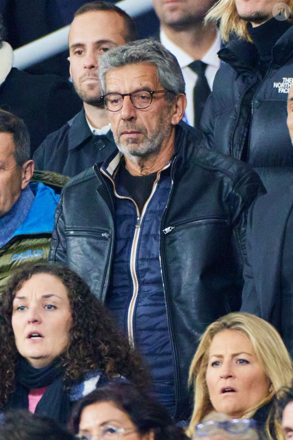 Michel Cymes - People des les tribunes de la coupe du Monde de Rugby France 2023 - Match de quart de finale "France-Afrique du Sud (28-29)" au Stade de France à Saint-Denis 15 octobre 2023. © Moreau-Jacovides/Bestimage  People from the stands of the Rugby World Cup France 2023 - Quarter-final match "France-South Africa (28-29)" at the Stade de France in Saint-Denis October 15, 2023 