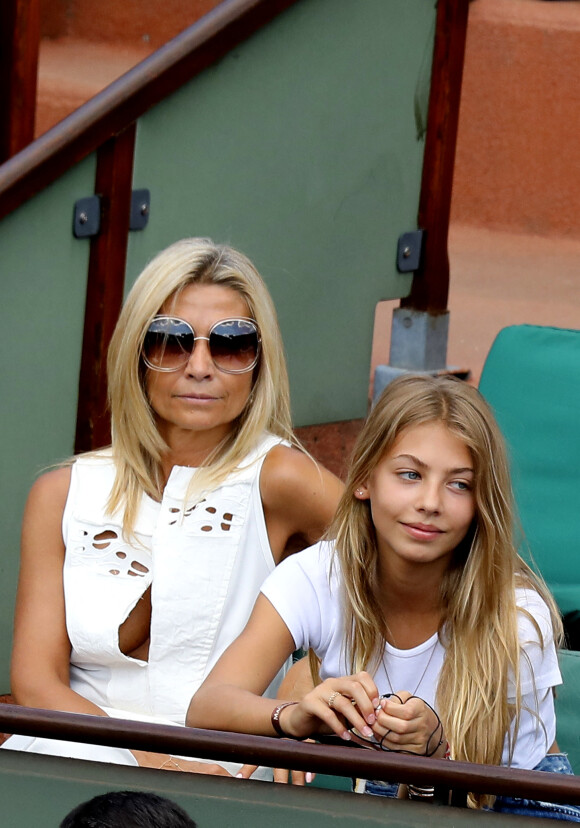 Natty Belmondo et sa fille Stella dans les tribunes des internationaux de Roland Garros - jour 4 - à Paris, France, le 30 mai 2018. © Cyril Moreau - Dominique Jacovides/Bestimage