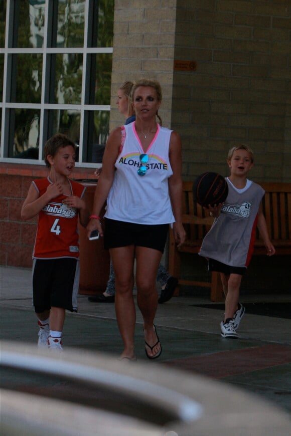 Exclusif - Britney Spears regarde ses fils Sean et Preston jouer au basket-ball à Calabasas, le 12 juillet 2014.