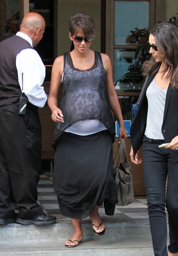 Halle Berry enceinte quitte un restaurant avec une amie a Beverly Hills le 4 octobre 2013.