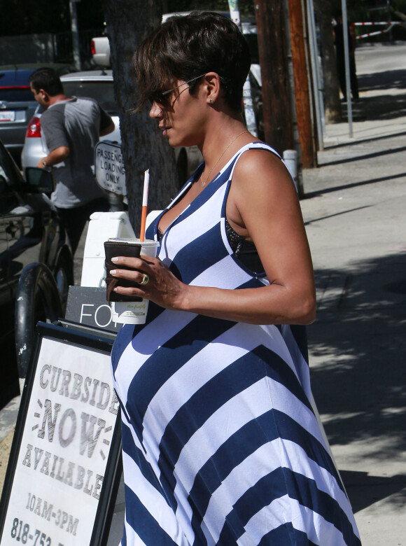 Halle Berry tres enceinte, va acheter un smoothie au "Jamba Juice" à Studio City, le 23 septembre 2013.