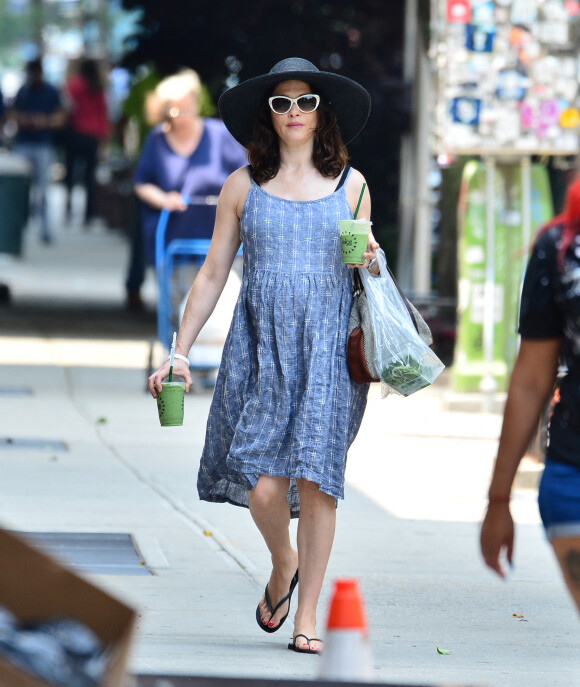 Exclusif - Rachel Weisz (enceinte) se promène, avec un jus de fruits pressés dans les mains, dans les rues de New York. Le 18 juin 2018