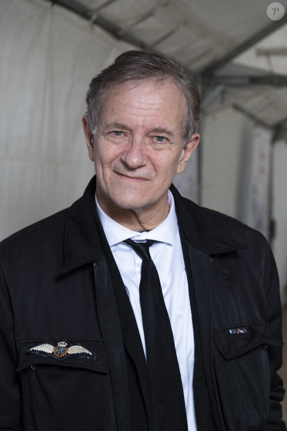 Francis Huster - Festival des Livres et des Artistes organisé par l'association "Lecture pour Tous" engagée dans la lutte contre l'illettrisme au Mail Branly à Paris le 3 juillet 2022. © Pierre Perusseau / Jack Tribeca / Bestimage.