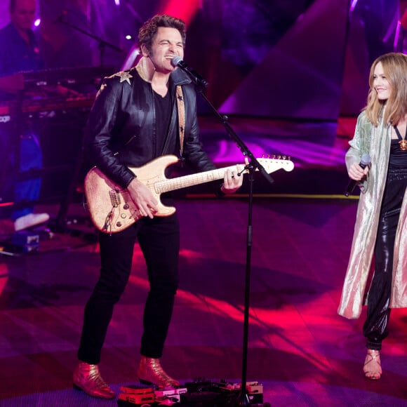 Matthieu Chedid, Vanessa Paradis - Grande soirée solidaire et festive "Secours Pop La Grande Soirée" au Cirque d'Hiver à Paris, diffusée en direct le 6 février sur France 2, pour lancer la campagne annuelle de dons, le Don'actions, du Secours Populaire. Pour la première fois, l'association a organisé une tombola solidaire dématérialisée. Il suffisait de se rendre sur le site du Secours Populaire pour acheter un ou plusieurs tickets à deux euros. Il était aussi possible de se rendre dans une structure du Secours Populaire, où un bénévole pouvait prendre les dons. Une centaine d'artistes proposaient des lots à gagner. Les dons récoltés ont atteints plus de 1 million d'euros. © Tiziano Da Silva - Cyril Moreau / Bestimage 