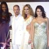 Alexander McQueen entouré de Namo Campbell, Kate Moss et Annabel Nielson