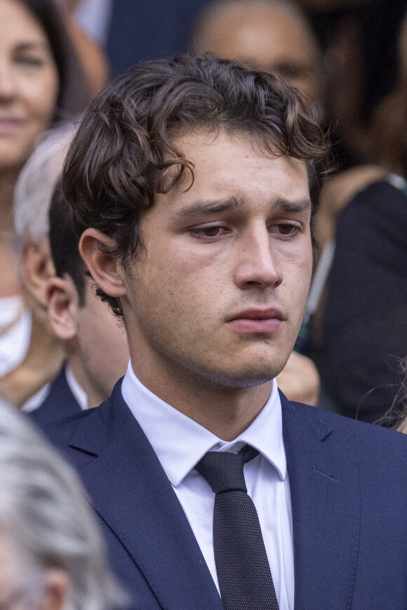 Giacomo Belmondo peine à dissimuler son chagrin lors des obsèques de son grand-père, Jean-Paul Belmondo. © Cyril Moreau / Bestimage
