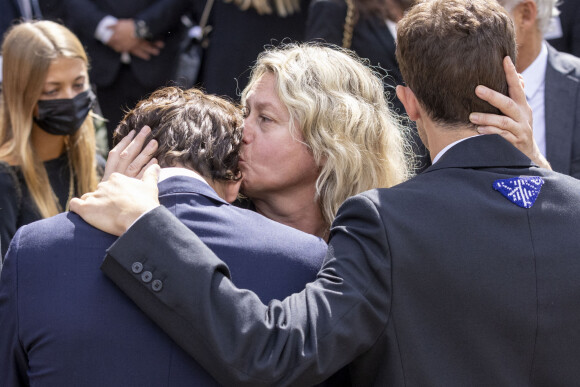 Luana Belmondo embrasse ses fils Giacomo et Victor Belmondo lors des obsèques de Jean-Paul Belmondo en l'église Saint-Germain-des-Prés, à Paris le 10 septembre 2021. © Cyril Moreau / Bestimage