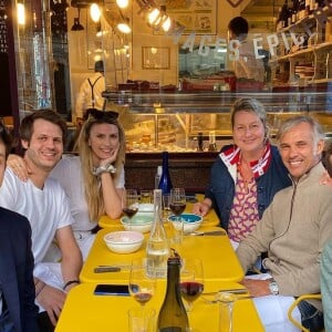 Victor Belmondo, Alessandro Belmondo et sa compagne Méliné Ristiguian, Giacomo Belmondo, et leurs parents Paul et Luana Belmondo au restaurant. Juillet 2021