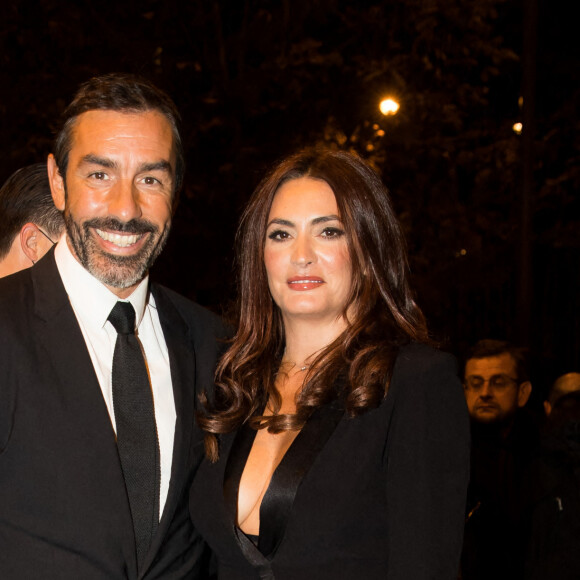 Exclusif - Robert Pires et sa femme Jessica - Arrivées lors de la 10ème édition du "Global Gift Gala 2021" à l'hôtel Four Seasons Hotel George V à Paris le 30 octobre 2021. La fondatrice espagnole Maria Bravo réunit à Paris pour célébrer la 10ème édition anniversaire du Global Gift Gala : Eva Longoria, Gims, Amaury Nolasco et le philantropreneur Tural Mammadov La soirée de Gala se tient au légendaire Four Seasons Hotel George V le 30 octobre 2021 María Bravo, fondatrice et présidente du Global Gift Gala, continue sa quête de records à la recherche d'un monde plus juste, plus équitable, plus solidaire et dans lequel, les hauts profils de la société aident inconditionnellement les plus vulnérables. Pour cette dixième édition du Global Gift Gala, une marraine d'exception, l'actrice, réalisatrice et activiste nord-américaine internationalement reconnue, Eva Longoria. Un parrain engagé, Gims, ambassadeur de la nouvelle marque de café haut de gamme Lingui Yo, associée au Gala pour cet anniversaire, valorisant les valeurs communes entre la marque et le Global Gift Gala : respect de l'environnement et engagement fort sur le plan humanitaire en Afrique notamment. C'est comme ambassadeur de Lingui Yo et parrain de Global Gift Gala que Gims souhaite entre autres " financer l'éducation des jeunes en Afrique et l'accès à l'eau potable. Valoriser la production et le savoir-faire local ainsi que toutes les filières d'excellences africaines " dixit Gims. D'autres visages les plus connus de la scène internationale de la solidarité sont également présents : Chenoa, Amy Jackson, Amaury Nolasco, Gary Dourdan et le philantropreneur Tural Mammadov. La chanteuse Chenoa se verra également remettre l'Award du Global Gift Women Empowerment. À propos du Global Gift Gala : C'est l'événement philanthropique international et annuel qui propose une vente aux enchères en direct avec des expériences uniques que " l'argent ne peut pas acheter " ainsi que la présence de personnalités nationales et internationales, avec des performances en direct des artistes les plus admirés. © Tiziano da Silva/Bestimage