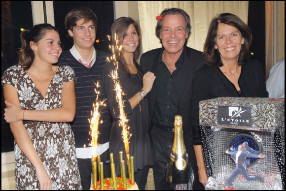 Michel Leeb entouré de sa femme Béatrice et ses enfants Tom, Elsa et Fanny en 2007