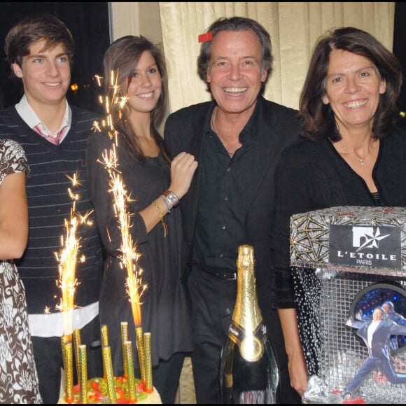 Michel Leeb entouré de sa femme Béatrice et ses enfants Tom, Elsa et Fanny en 2007