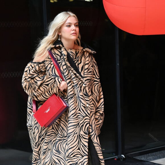 Exclusif - Louane ouvre le défilé prêt-à-porter automne hiver 2022 de Victoria/Tomas lors de la Fashion Week à Paris, le 1er mars 2022. © Veeren / Christophe Clovis / Bestimage 