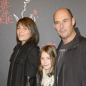 Bernard Campan avec sa femme Anne et leur fille - Générale de la comédie musicale "La Belle et la Bête" au Théâtre Mogador à Paris, le 24 octobre 2013.