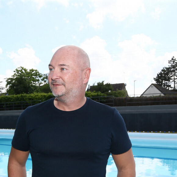 Sébastien Cauet retourne à Marle, sa ville natale, et inaugure la piscine municipale qui porte son nom le 11 juin 2022. © Claude Dubourg/Bestimage