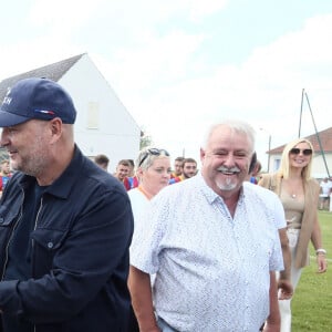 Sébastien Cauet rencontre un ami d'enfance - L'animateur radio retourne à Marle, sa ville natale, et inaugure la piscine municipale qui porte son nom le 11 juin 2022. © Claude Dubourg/Bestimage