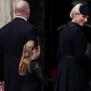 Mike et Zara Tindall - Procession pédestre des membres de la famille royale depuis la grande cour du château de Windsor (le Quadrangle) jusqu'à la Chapelle Saint-Georges, où se tiendra la cérémonie funèbre des funérailles d'Etat de reine Elizabeth II d'Angleterre. Windsor, le 19 septembre 2022 