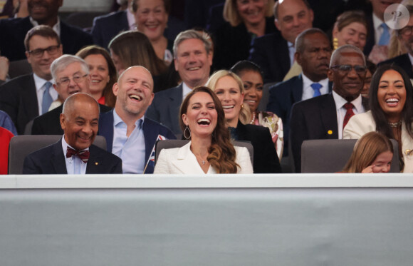 Ken Olisa, Mike Tindall, Kate Catherine Middleton, duchesse de Cambridge, Zara Tindall et la princesse Charlotte - La famille royale d'Angleterre lors du concert devant le palais de Buckingham à Londres, à l'occasion du jubilé de platine de la reine d'Angleterre. Le 4 juin 2022 