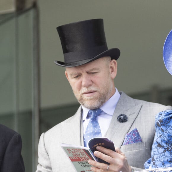 Zara Tindall et son mari Mike - People lors de la course hippique "The Cazoo Derby" à l'occasion du jubilé de platine de la reine d'Angleterre. Le 4 juin 2022 