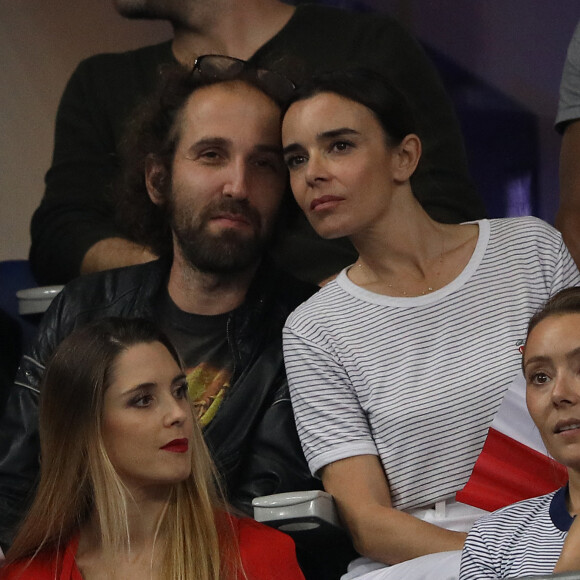 Elodie Bouchez et son mari Thomas Bangalter (groupe Daft Punk) dans les tribunes du stade de France lors du match de ligue des nations opposant la France à l'Allemagne à Saint-Denis, Seine Saint-Denis, France, le 16 octobre 2018. La France a gagné 2-1. 