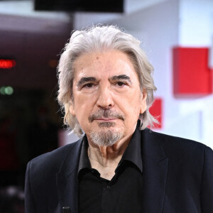 Serge Lama - Enregistrement de l'émission "Vivement Dimanche" présentée par M.Drucker et diffusée le 31 octobre sur France 2. Le 27 octobre 2021 © Guillaume Gaffiot / Bestimage 