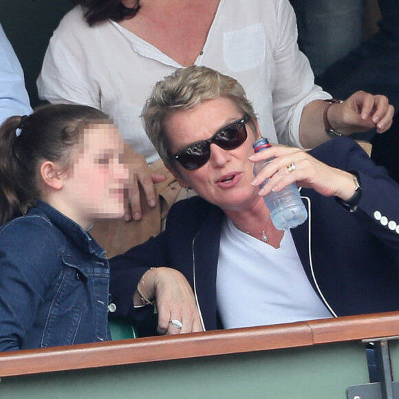 Elise Lucet et sa fille Rose - People dans les tribunes des Internationaux de France de Tennis de Roland Garros à Paris. Le 9 juin 2018 © Cyril Moreau / Bestimage 