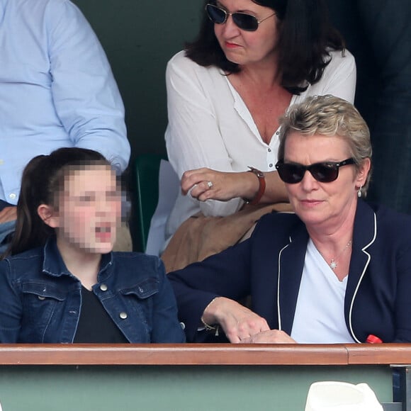 Elise Lucet et sa fille Rose - People dans les tribunes des Internationaux de France de Tennis de Roland Garros à Paris. Le 9 juin 2018 © Cyril Moreau / Bestimage 