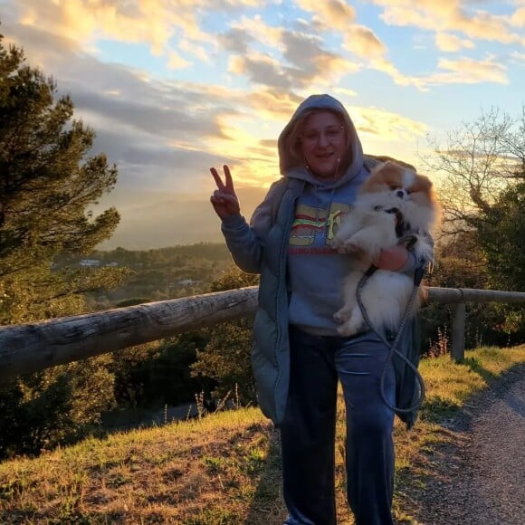 Marilou Berry et son chien Machin. Instagram. Le 4 mars 2022.