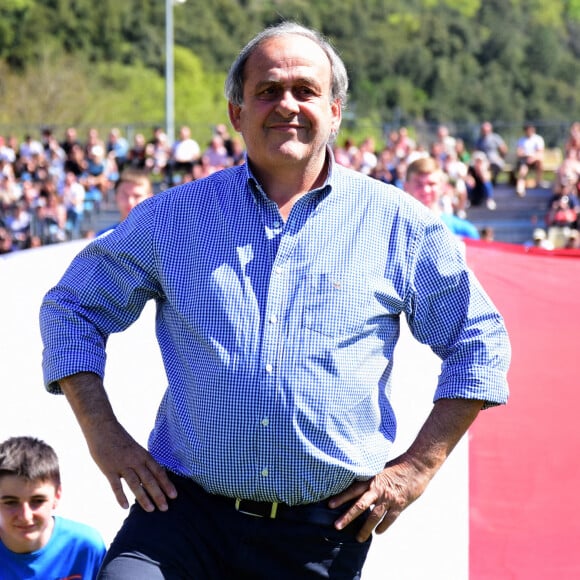 Exclusif - Michel Platini (parrain de l'événement) - Match de football caritatif du Variétés Club de France contre l'union départementale des pompiers de l'Ardèche au profit des pilotes de canadairs décédés en mission au Stade Georges Marquand à Aubenas en Ardèche le 18 avril 2022. Les deux équipes se sont quittées sur le score de 2 buts partout devant un public conquis et nombreux, environ 2500 spectateurs ont assisté à cette belle fête du football. 15.000 euros ont été récoltés. © Romain Doucelin/Bestimage