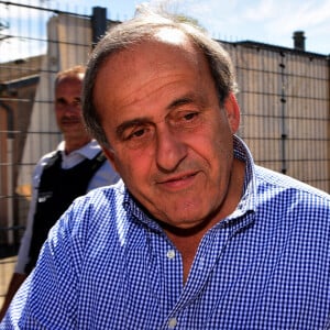 Exclusif - Michel Platini (parrain de l'événement) - Match de football caritatif du Variétés Club de France contre l'union départementale des pompiers de l'Ardèche au profit des pilotes de canadairs décédés en mission au Stade Georges Marquand à Aubenas en Ardèche le 18 avril 2022. Les deux équipes se sont quittées sur le score de 2 buts partout devant un public conquis et nombreux, environ 2500 spectateurs ont assisté à cette belle fête du football. 15.000 euros ont été récoltés. © Romain Doucelin/Bestimage