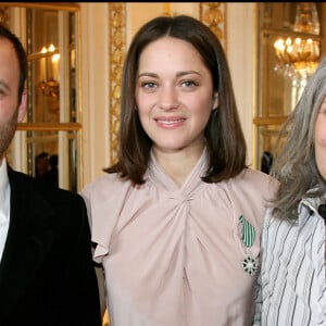 Marion Cotillard avec son frère et sa mère Niseema Theillaud - Marion Cotillard reçoit l'insigne de Chevalier des arts et des lettres.